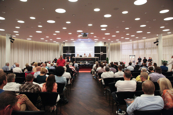 The tension is rising - the auction of the vintage car gallery at the Dolder Grand Hotel 2017 is about to start