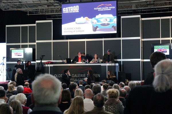 Bild: Die Spannung steigt vor Beginn der Auktion - Versteigerung der Oldtimer Galerie in Gstaad am 29. Dezember 2019