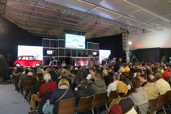 Bild: Die Spannung steigt vor dem Auktionsbeginn - "Gstaad Classic Car Auction" der Oldtimer Galerie Toffen am 29 Dezember 2023