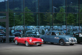 Die Spiegelung hinter den beiden Jaguar zeigt: der Messeparkplatz war gut gefüllt – Swiss Classic World Luzern 2022 Die Spiegelung hinter den beiden Jaguar zeigt: der Messeparkplatz war gut gefüllt – Swiss Classic World Luzern 2022