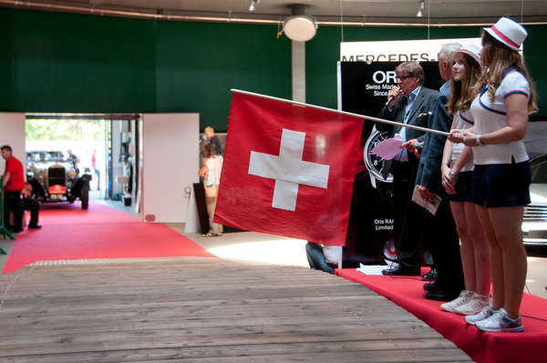 Image: The starting team including flag girls are ready for the rally - RAID Suisse-Paris 2013