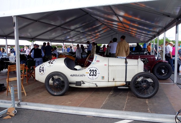 Die Startnummern belegen, dass dieser Amilcar auch an anderen historischen Veranstaltungen teilnimmt – Classic Days Düsseldorf 2022