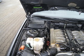 Die Steuergeräte des BMW 850i sind über das gesamte Fahrzeug verteilt. Für jede Funktion gibt es ein eigenes Steuergerät Die Steuergeräte des BMW 850i sind über das gesamte Fahrzeug verteilt. Für jede Funktion gibt es ein eigenes Steuergerät