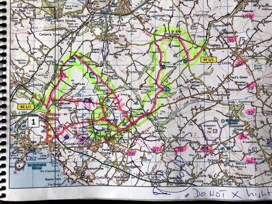 Die Strecke wird von Hand auf die Karte übertragen - Rallye Le Jog 2017