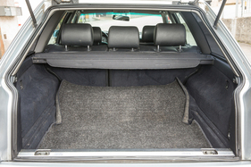 Die Stufe im Kofferraum störte die Kunden offenbar wenig, der Kombi war beliebter als die Limousine – Audi S6 quattro (1996)
