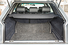 Die Stufe im Kofferraum störte die Kunden offenbar wenig, der Kombi war beliebter als die Limousine – Audi S6 quattro (1996)