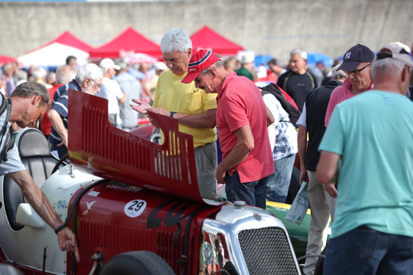 Die Technik der alten Autos wurde eifrig inspiziert - Indianapolis Oerlikon am 26. Juli 2016