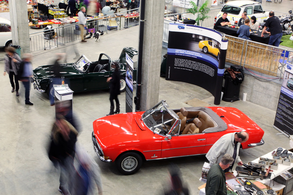 Die Touring Garage zeigte ein Peugeot 504 Cabriolet und einen Triumph TR4 mit Surrey-Top - Oldtimermesse St. Gallen am 30. Oktober 2016