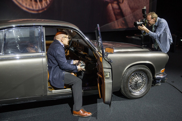 Die Übergabe des Jaguar 420 wird natürlich dokumentiert