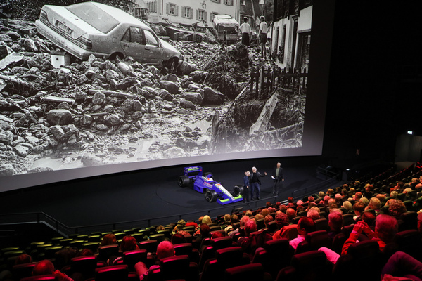Die Überschwemmung in Sachseln 1997 – "Trophäen der Zeit – Die Fotografendynastie Reinhard" im Verkehrshaus der Schweiz in Luzern