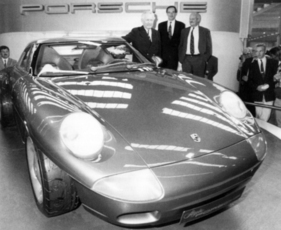 Die Umstrittene Studie Panamericana war 1989 ein weiteres "Geburtstagsgeschenk" für Ferry Porsche. Hinter ihm Ulrich Bez und Heinrich Branitzki (v. l.)
