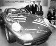 Die Umstrittene Studie Panamericana war 1989 ein weiteres "Geburtstagsgeschenk" für Ferry Porsche. Hinter ihm Ulrich Bez und Heinrich Branitzki (v. l.)