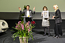Die Urkunde für die erste Female Award-Preisträgerin Ursula Hediger von Isabelle Riederer, die Würdigung durch Präsentator Chrigu Graf – Swiss Classic Awards 2025, Luzern (© Daniel Reinhard, 2025)