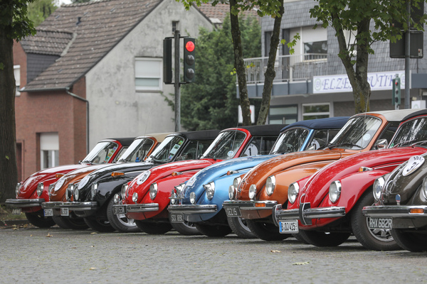 Die VW Käfer aufgereiht vor dem Parkhotel in Oberhausen - Internationales Käfer-Cabrio-Treffen von Deutschland 2025