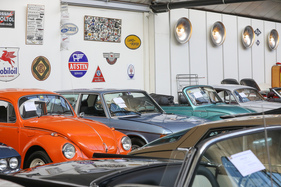 Die VW Käfer stechen durch ihre Farbgebung heraus - Versteigerung der Oldtimer Galerie Toffen am 14. Oktober 2023 Die VW Käfer stechen durch ihre Farbgebung heraus - Versteigerung der Oldtimer Galerie Toffen am 14. Oktober 2023