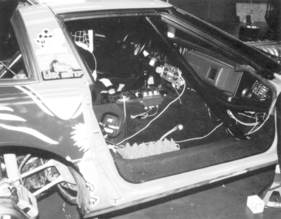 Die Verkabelung und Bedienelemente für Telemetrie und andere Systeme nutzten den Platz, der durch den Ausbau des Beifahrersitzes frei wurde. Hier die L98-Corvette auf einer sechsstündigen Fahrt