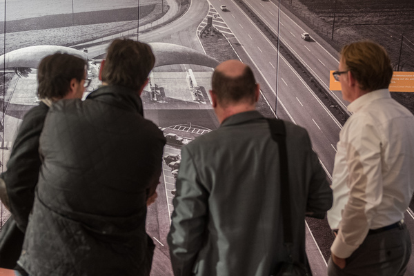 Die Vernissage-Besucher betrachten die grossen Bilder intensiv