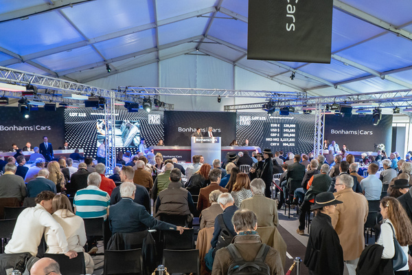 Bild: Die Versteigerung ist im Gange - Bonhams-Versteigerung im Polo de Paris 2026
