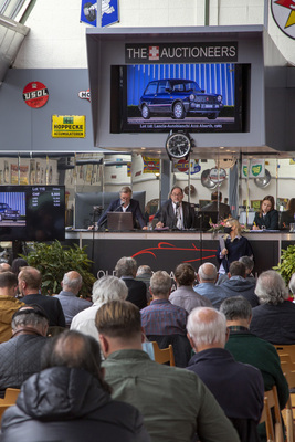 Die Versteigerung ist im Gange - Versteigerung der Oldtimer Galerie Toffen vom 17. Oktober 2020