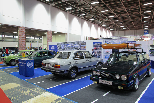 Die Vielfalt der frühen Golf-Mk-1-Welt, u.a. mit Jetta-Variante und Cabrbiolet, das noch lange gebaut wurde, als schon die zweite Generation des Golf verkauft wurde - Motorworld Classics Berlin 2019