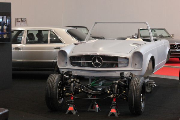 Die Vorderachse ist schon fertig, die Farbe für das Auto kann man noch wählen ... - Motorworld Classics Berlin 2019