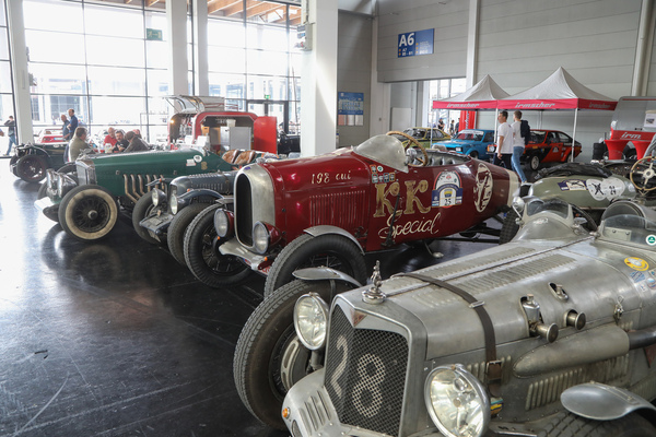 Die Vorkriegs-Sportwagen stehen für den nächsten Renneinsatz bereit - Klassikwelt Bodensee 2023