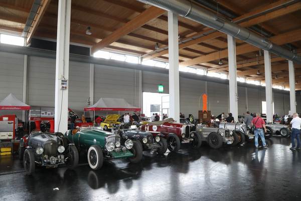 Die Vorkriegswagen warten auf ihren Einsatz auf dem Rundkurs - Klassikwelt Bodensee 2023