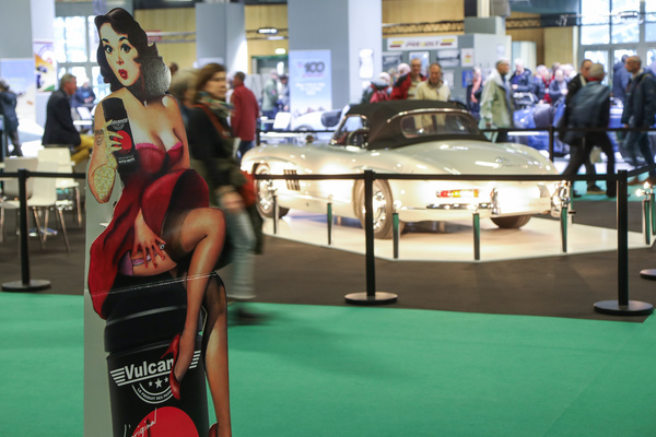 Die Vulcanet-Dame stielt dem Mercedes-Benz 300 SL Roadster die Show - Rétromobile Paris 2024