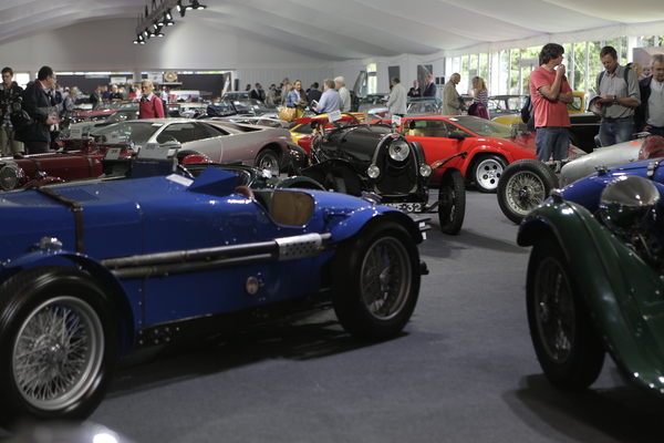 Die Wagen stehen bei Bonhams für die Inspektion bereit anlässlich der Versteigerung im Rahmen des Goodwood Festival of Speed