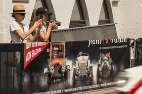 Die Wahl des Fotografier-Geräts am Streckenrand widerlegt gängige Generationen-Vorurteile – Ennstal-Classic 2022