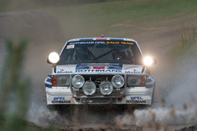 Bild Die Wertungsprüfungen boten sehr viel Abwechslung: Wasserpassage, Sprungkuppen, enge Vollbremskurven sowie auch weitläufige Superdirftkurven – Opel Ascona 400 Gruppe B (1983) in der Gruppe «40 Jahre Rallyeweltmeisterschaft» am Eifel Rallye Festival 2013