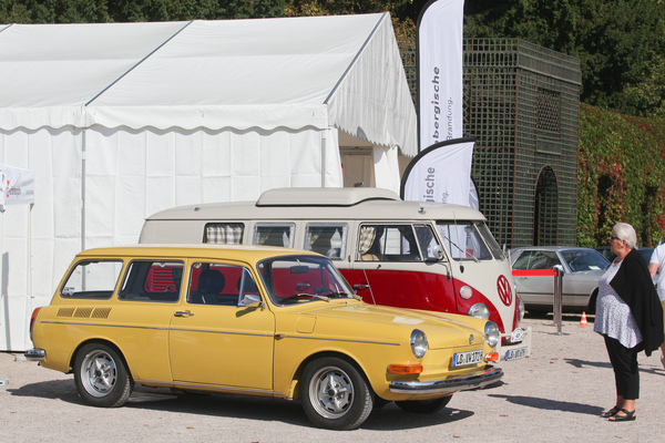 Die Württembergische zeigt einen VW 1600 Variant L und einen VW-Bus - Classic-Gala Schwetzingen 2021