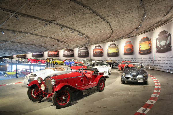 Die Zagato-Fahrzzeuge sind alle in einer Richtung in einer Kurve angeordnet, wie auf einer Rennstrecke - Zagato-Sonderschau im Pantheon Basel/Muttenz 2016