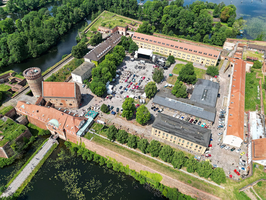 Die Zitadelle Spandau von oben – Oldtimer Open Air 2024