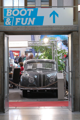 Die Zusammenarbeit zwischen der Motorworld Classic und der Boot & Fun ist überall ersichtlich - Motorworld Classics Berlin 2019