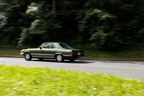 Die Zweitplatzierten der Kategorie Classic Roman Haller und Nina Steiger Mercedes Benz SLC 450 (1976)
