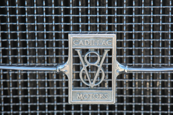 Die Zylinderanzahl wurde früher gerne auf den Kühlergrill geschrieben, egal, ob es nun acht …