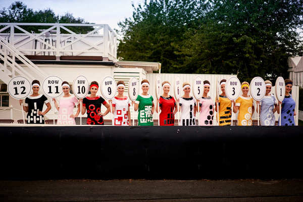 Die adrett gekleideten Grid-Girls am Revival -Goodwood Revival 2018