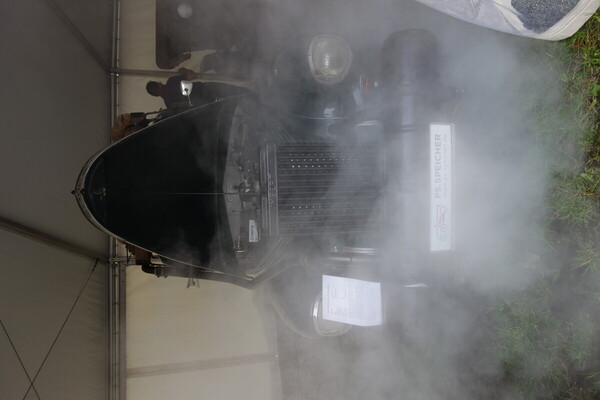 Die ältere Schwester von Christine? Nein, ein Opel Kapitän im Dunst eines Stanley-Dampfwagens – Classic Days Düsseldorf 2023