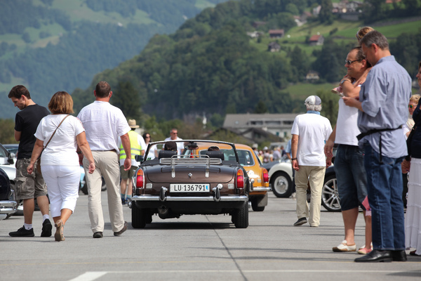 Die ankommenden Autos werden auf der verfügbaren Fläche verteilt - British Car Meeting Mollis 2017