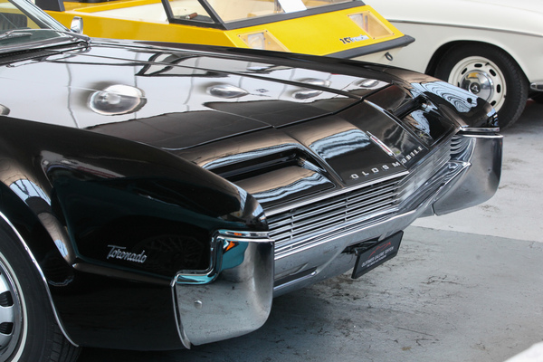Die beeindruckende Front des Oldsmobile Toronado - Versteigerung der Oldtimer Galerie in Toffen am 26. März 2022