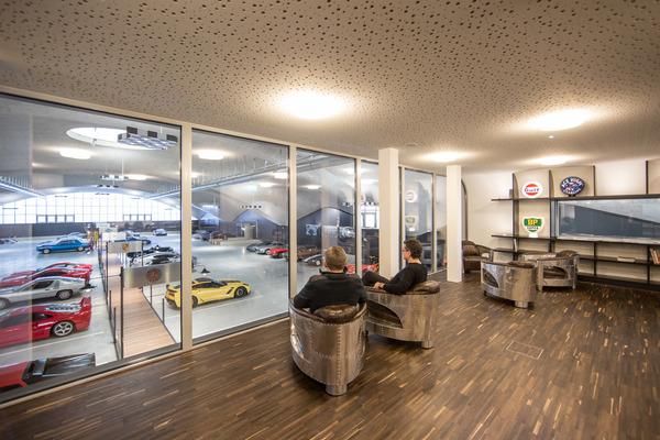 Die beheizte und gemütliche Lounge der Car Lounge bietet nicht nur Kaffee und Zeitschriften sondern auch eine freie Sicht auf die Autos