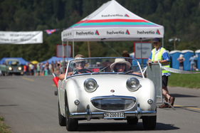 Die beiden Damen im Austin-Healey Sprite Mk1 verlassen gut gelaunt den Anlass - British Car Meeting in Mollis am 28. August 2016