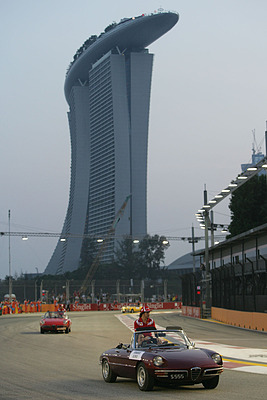 Die beiden Ferrari-Chauffeure Alonso und Massa zeigen sich in ihren Alfa Spider ...