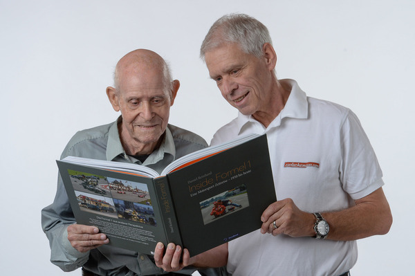 Bild: Die beiden Fotografen | Inside Formel 1 – Eine Motorsport-Zeitreise – 1950 bis heute