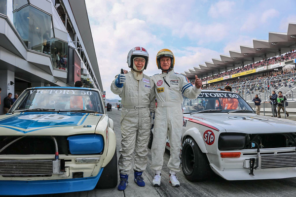Die beiden Rennfahrer der Nissan Skyline 2000 GT-R KPGC10: Kunimitsu Takahashi und Hirofumi Kubota - Impressionen vom Fuji Wonderland FES 2017 auf dem Fuji Speedway (FSW)