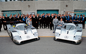 Die beiden Sauber-Mercedes-Benz und das ganze Team