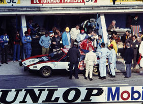 Die beiden Schweizer Herbert Müller und Cox Kocher fuhren den De Tomaso Pantera #31 (1972) in Le Mans für das Team Escuderia Montjuich