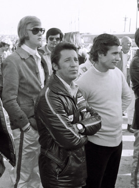Die beiden Sieger Mario Andretti (mitte) und Jacky Ickx (rechts) beim 6-Stunden-Rennen von Daytona 1972. Links steht Formel-1-Rennfahrer Ronnie Peterson.