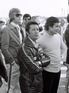Die beiden Sieger Mario Andretti (mitte) und Jacky Ickx (rechts) beim 6-Stunden-Rennen von Daytona 1972. Links steht Formel-1-Rennfahrer Ronnie Peterson.